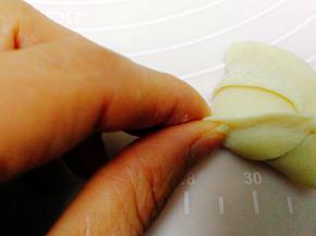 把两条直边捏起来。