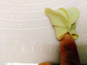 没翻卷的面皮做成眼睛

