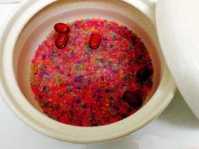 洗净云南彩米，浸泡5分钟