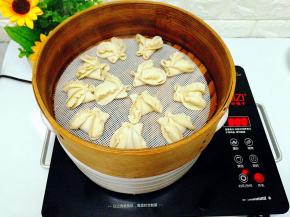 转中火，饺子上锅蒸，20分钟，焖10分钟，粥一定要焖，这样粥才会粘稠