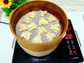 转中火，饺子上锅蒸，20分钟，焖10分钟，粥一定要焖，这样粥才会粘稠