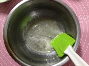 通过按压的方式搅拌，让糖粉与蛋白完全融合。