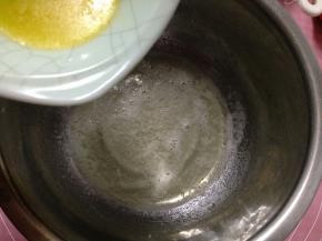 加入融化的黄油搅拌至均匀