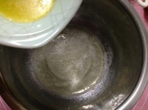加入融化的黄油搅拌至均匀