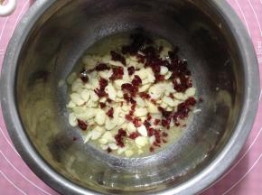 放入杏仁和蔓越莓干，轻轻混合