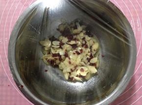 容器上覆盖一层保鲜膜室温下静置一小时