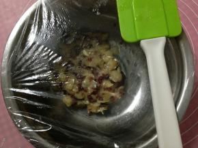 继续加盖保鲜膜，室温下静置半小时