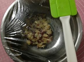 继续加盖保鲜膜，室温下静置半小时