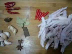 准备好所需材料，鸡爪解冻。