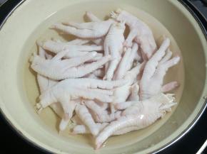 解冻后的鸡爪在冷水中浸泡10分钟。