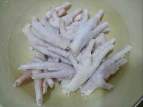 剪掉鸡爪的趾甲。