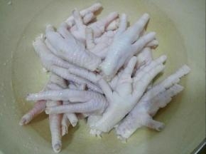 剪掉鸡爪的趾甲。