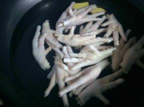 锅中放冷水，下入鸡爪、生姜两片、料酒10克、醋5克。大火烧开后焯烫3分钟捞起。