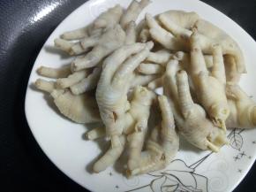 将鸡爪浮沫洗净，沥干水分备用。