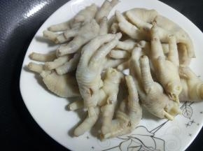 将鸡爪浮沫洗净，沥干水分备用。