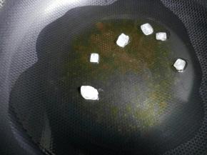 热锅冷油下入冰糖。