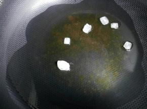 热锅冷油下入冰糖。