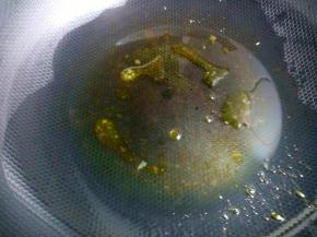 小火炒至冰糖融化。