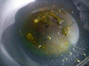 小火炒至冰糖融化。