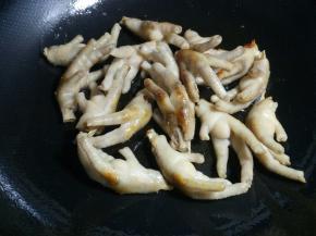 翻炒至鸡爪上色。