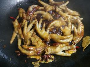 放入料酒20克、生抽20克、老抽5克、白醋5克翻炒均匀。