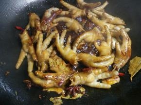 放入料酒20克、生抽20克、老抽5克、白醋5克翻炒均匀。