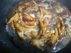 加入开水没过鸡爪，加少许盐，大火煮开后转中火炖煮20分钟。