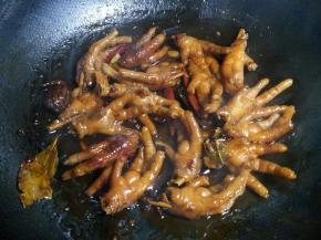 20分钟后开盖转大火收汁，关火。