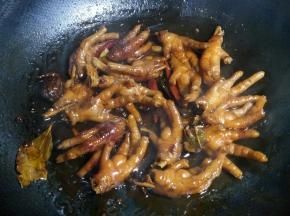 20分钟后开盖转大火收汁，关火。