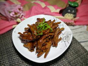 装盘用香葱叶点缀。一道美味的香辣凤爪制作完成。