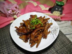 装盘用香葱叶点缀。一道美味的香辣凤爪制作完成。