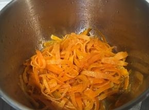 熬到橙皮接近透明，锅内水分明显减少