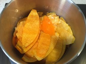 橙皮放入锅中，加入刚没过橙皮的水（这一步的水没写到食材中）。