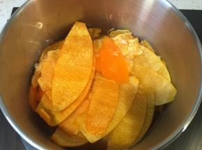 橙皮放入锅中，加入刚没过橙皮的水（这一步的水没写到食材中）。