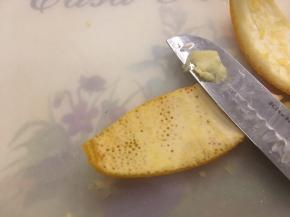 橙子切成小瓣后剥下橙皮，用小刀刮掉那层白色的