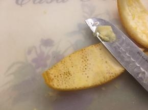 橙子切成小瓣后剥下橙皮，用小刀刮掉那层白色的