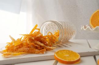 糖渍橙皮就做好了，密封保存可以保存两三个月不会坏