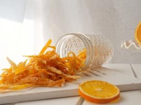 糖渍橙皮就做好了，密封保存可以保存两三个月不会坏