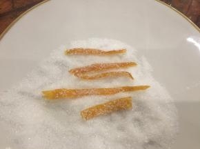 橙皮晾大约一小时后放到白砂糖里滚一圈，使橙皮沾满白砂糖