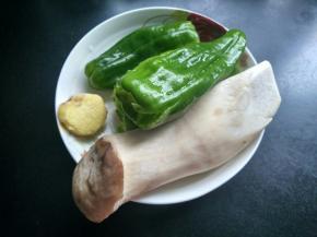 准备好杏鲍菇，青椒，生姜，洗净，青椒去籽。