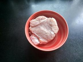 瘦肉提前从冰箱拿出化冻。