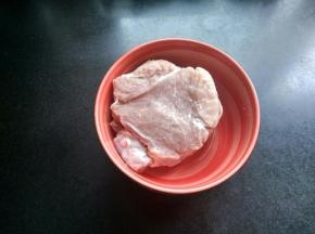 瘦肉提前从冰箱拿出化冻。