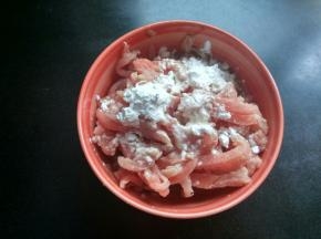 瘦肉切丝，用盐，料酒，淀粉拌匀。