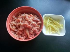生姜切丝，拌好的肉丝放置10分钟腌入味。