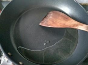 锅内放油，烧热。