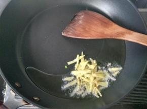 放生姜爆香。