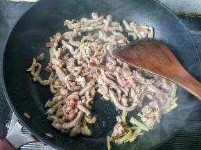 放肉丝炒熟。
