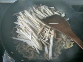 放杏鲍菇，翻炒。