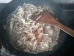 放蚝油，翻炒，杏鲍菇出汁变软。