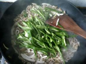 放青椒，翻炒。